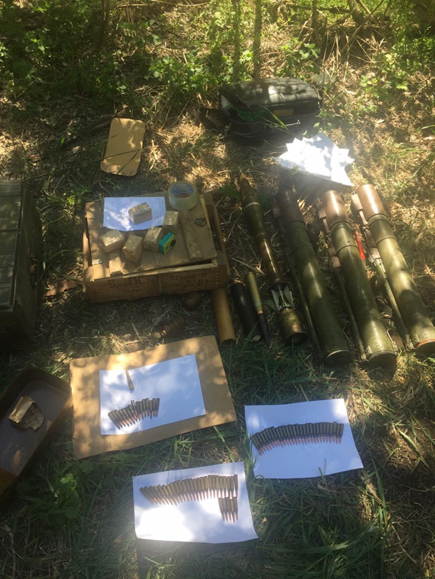 На Донеччині біля залізниці виявлено схованку зброї та боєприпасів (ФОТО)
