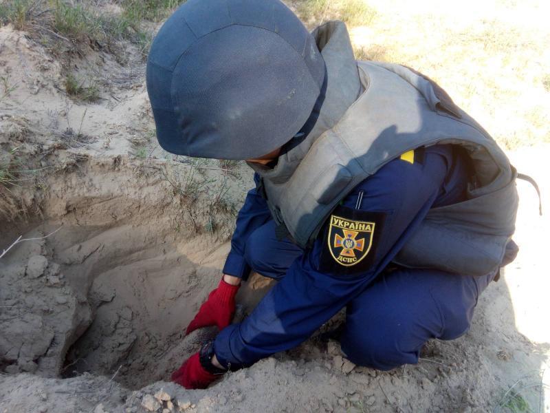 Херсонщина: піротехніки обласної ДСНС знищили старий боєприпас
