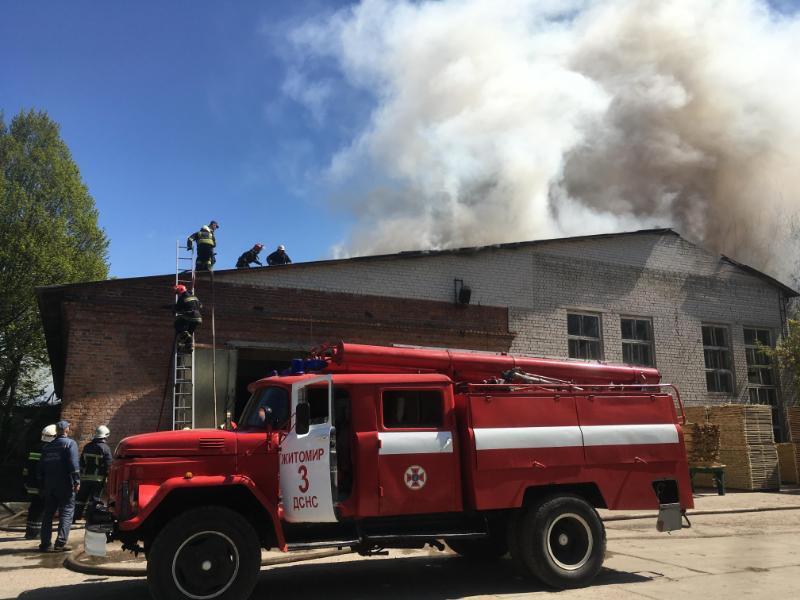 У Житомирі рятувальники ліквідовують пожежу на території приватного підприємства (ВІДЕО)