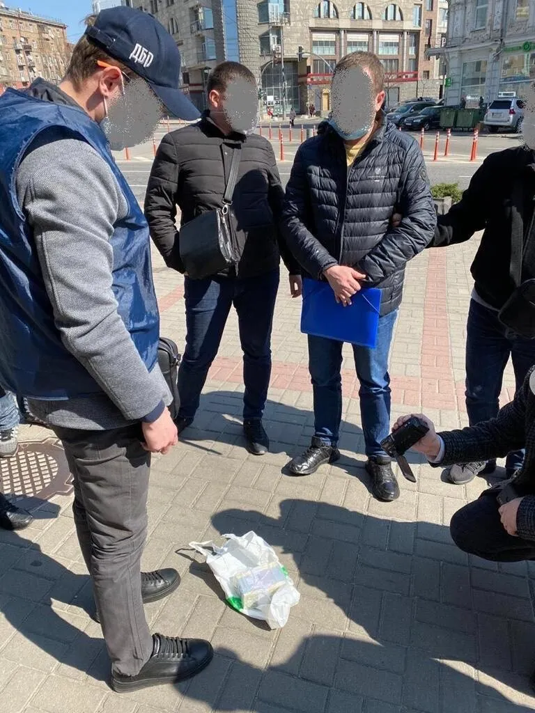 Правоохоронці затримали представника ГО, який за 200 000 доларів США обіцяв посприяти в уникненні відповідальності та кадровому призначенні