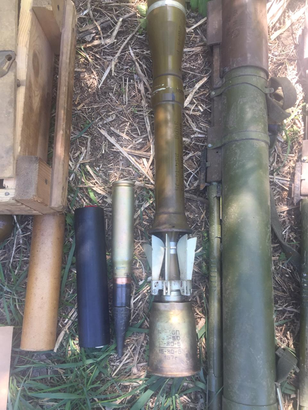 На Донеччині біля залізниці виявлено схованку зброї та боєприпасів (ФОТО)