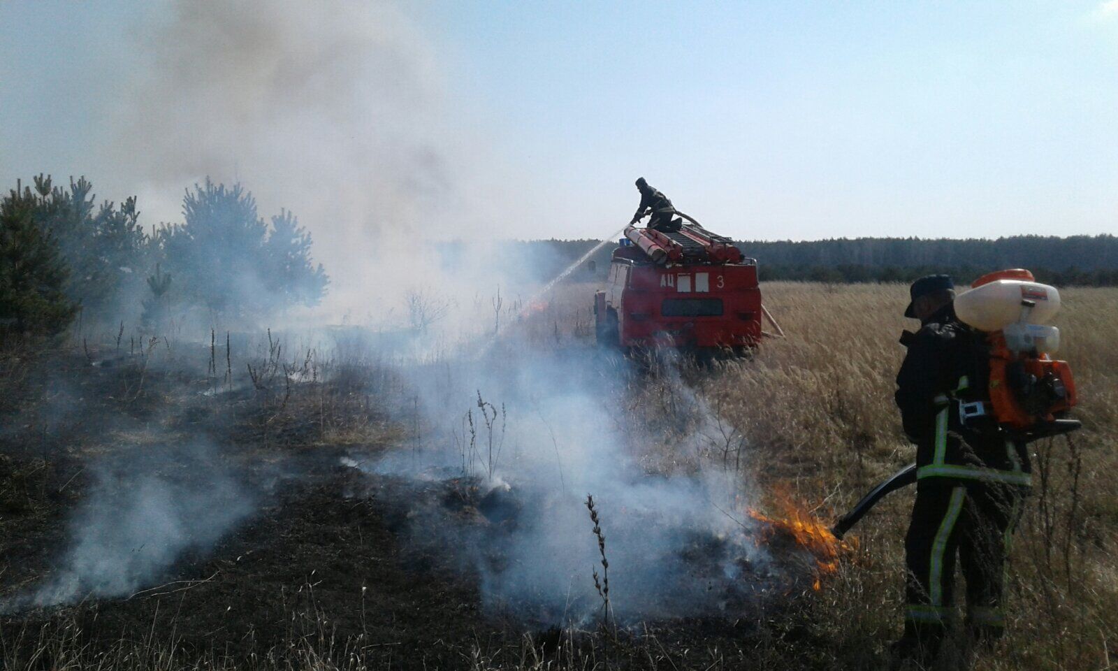Волинська область: рятувальники продовжують боротьбу з пожежами в екосистемах