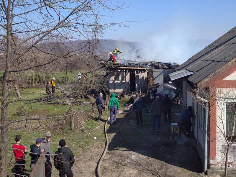 Закарпатська область: вогнеборці ліквідували пожежу в літній кухні, врятувавши при цьому житловий будинок