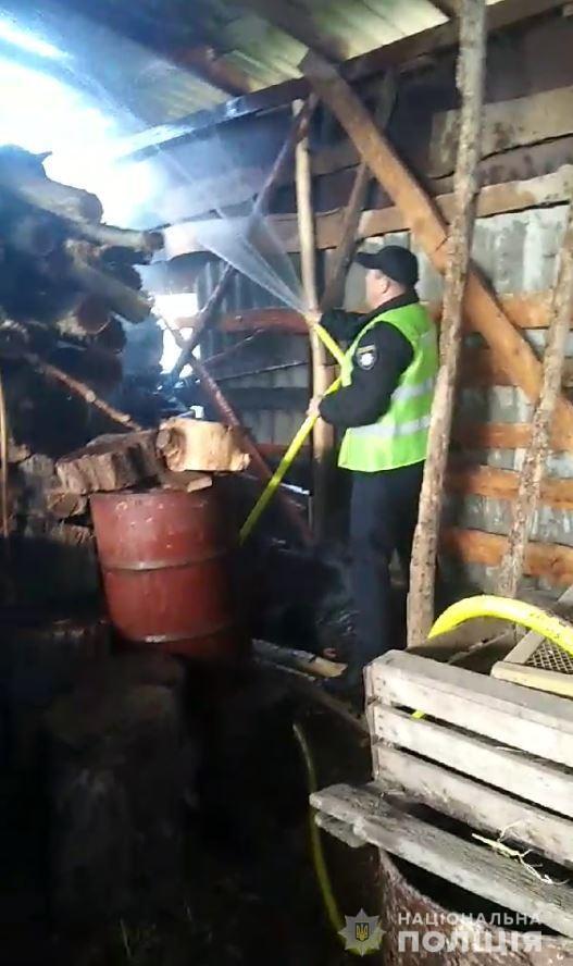 На Херсонщині дільничні поліцейські загасили пожежу та врятували від вогню житловий будинок