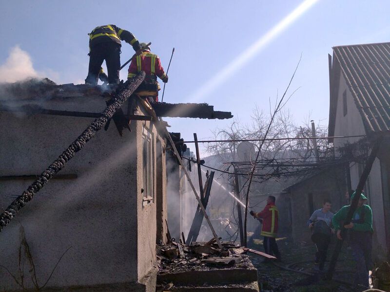 Закарпатська область: вогнеборці ліквідували пожежу в літній кухні, врятувавши при цьому житловий будинок