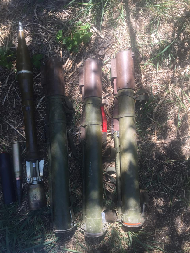 На Донеччині біля залізниці виявлено схованку зброї та боєприпасів (ФОТО)