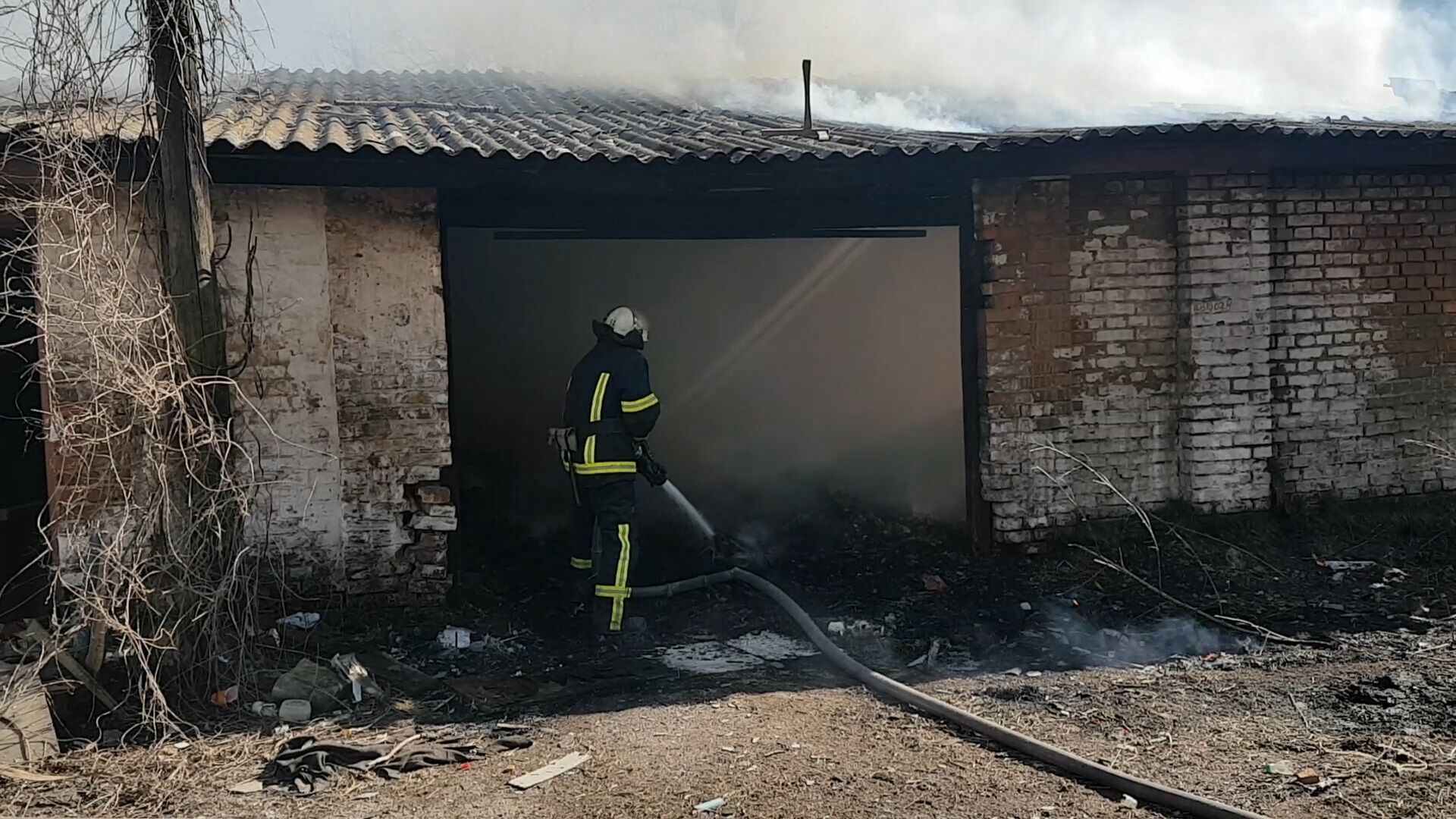 Сумська область: вогнеборці двічі приборкували загоряння господарчих споруд