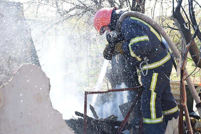 Миколаїв: рятувальники ліквідували пожежу господарчої будівлі