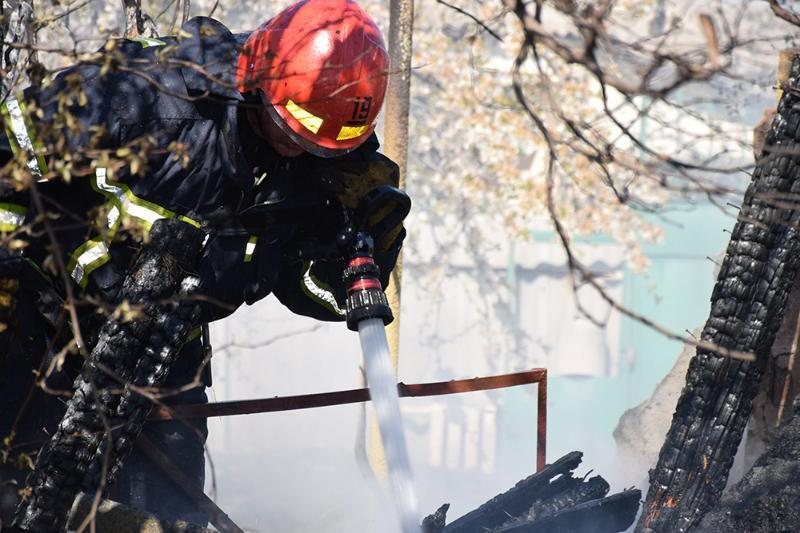 Миколаїв: рятувальники ліквідували пожежу господарчої будівлі