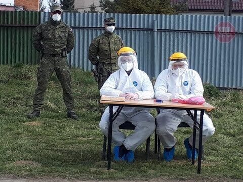  Cловацькі медики і військові забезпечили тестування у поселеннях ромів Фото: EuObserver