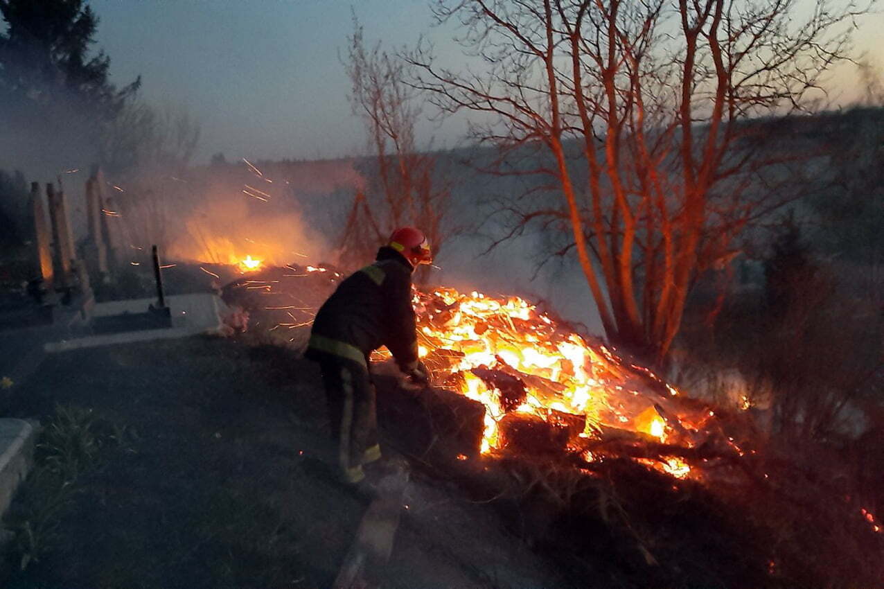 Хмельницька область: рятувальники ліквідували пожежу сухої трави, не допустивши поширення вогню на кладовище