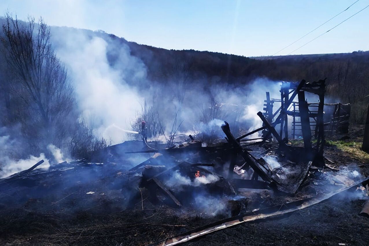 На Хмельниччині вогнеборці за минулу добу загасили 14 пожеж в екосистемах, у трьох випадках вогонь перекинувся на житловий сектор, знищивши 5 господарчих споруд