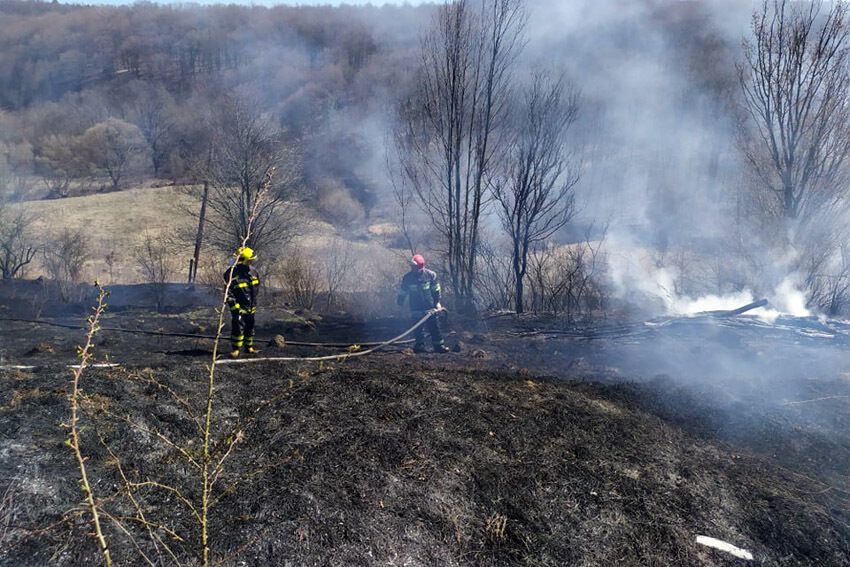 Хмельницька область: «допалилися»... Внаслідок пожежі сухої трави вогонь знищив 2 господарчих споруди