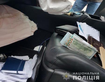 Поліцейські Полтавщини спільно з УСБУ області припинили протиправну діяльність шахрая, який «торгував» посадами в органах державної влади