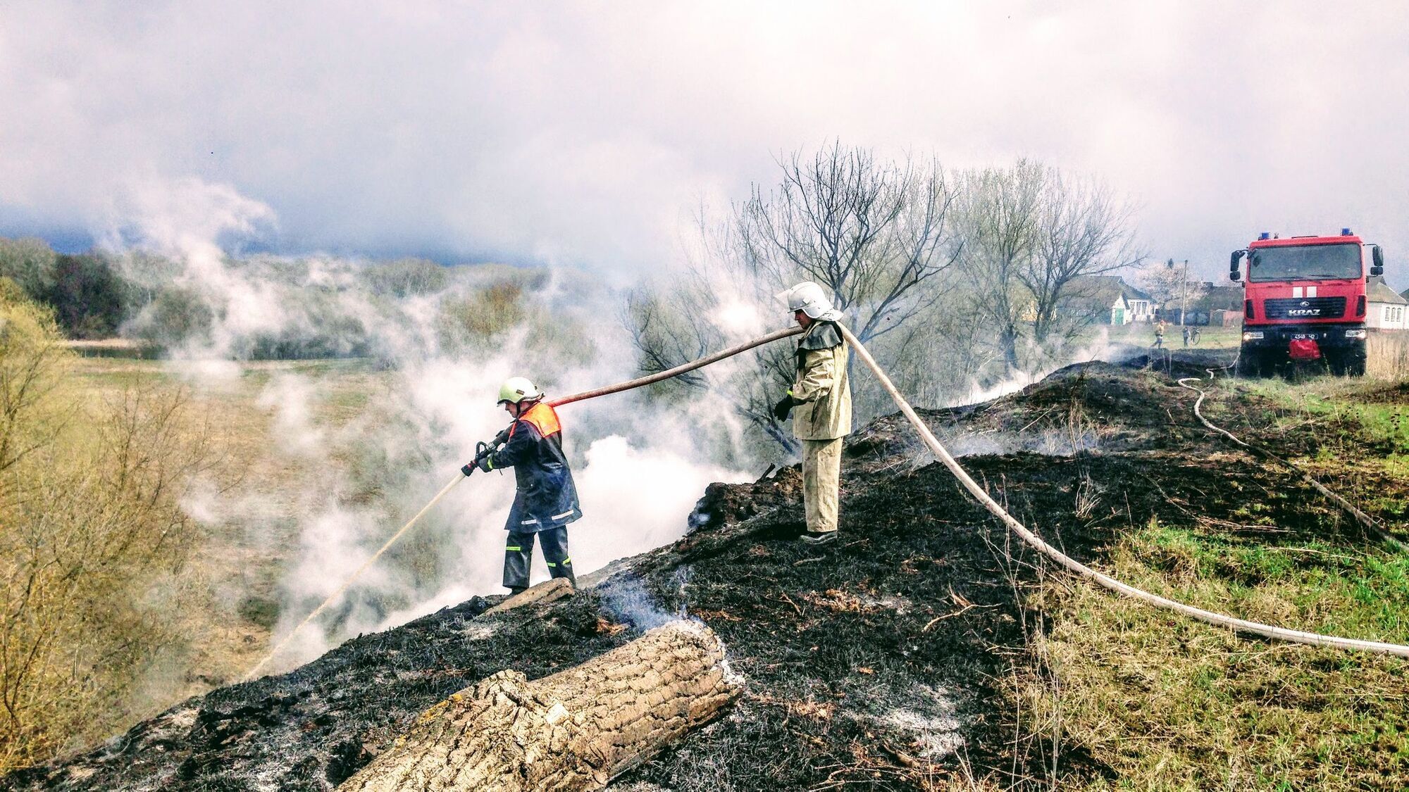 Сумська область: буринські вогнеборці ліквідували загоряння 2 га залишків рослинності, а приборкуючи займання сміття відвернули небезпеку від кладовища (ВІДЕО)