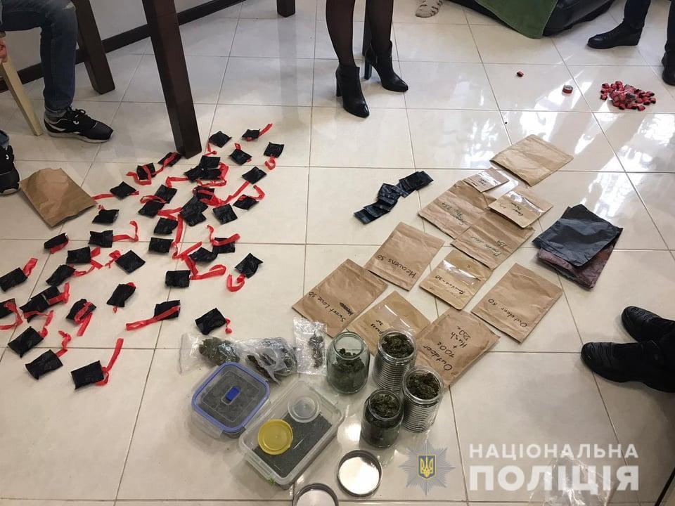 Поліцейські Івано-Франківщини затримали групу осіб за збут наркотиків через мережу Інтернет