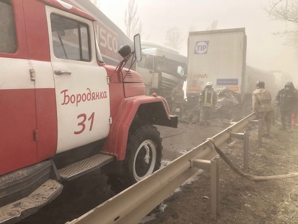 Київська область: рятувальники ліквідували наслідки ДТП, у якій загинуло четверо людей та одна постраждала (ВІДЕО)