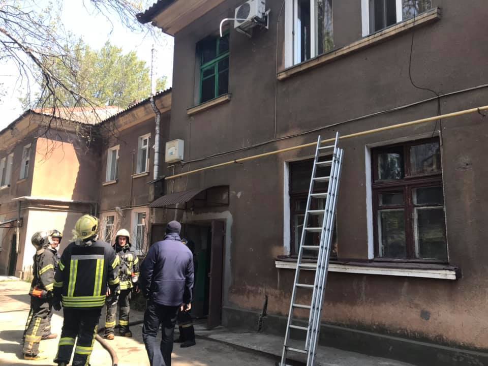 м. Одеса: рятувальники ліквідували пожежу у двоповерховому житловому будинку