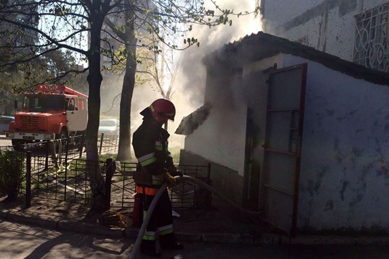 На Хмельниччині рятувальники ліквідували пожежу магазину автозапчастин