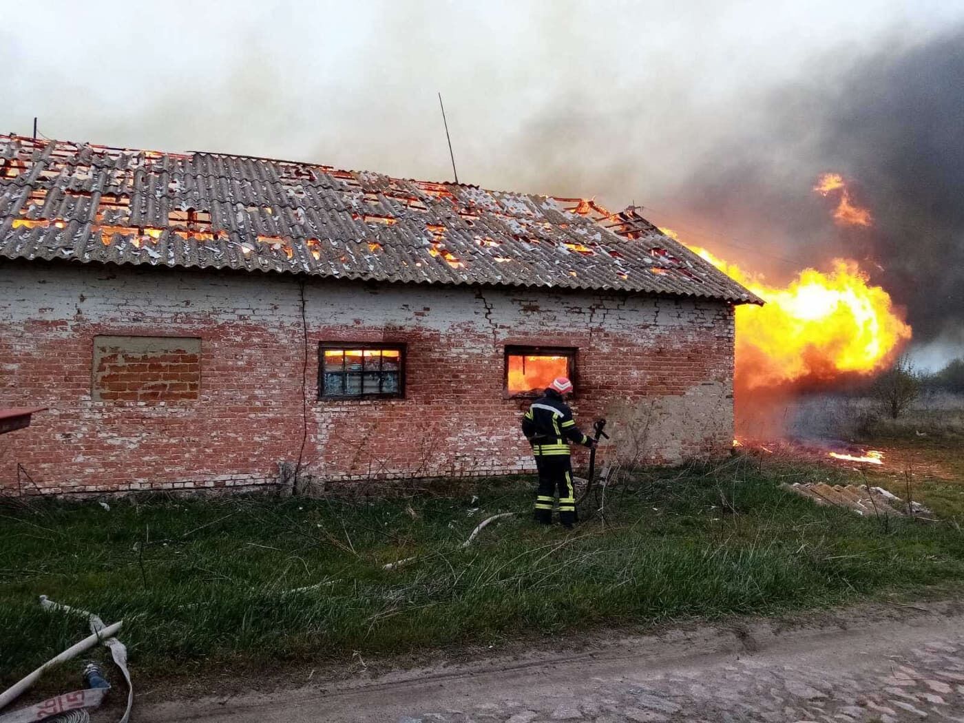 Вінницька область: рятувальники ліквідували пожежу приватної ферми