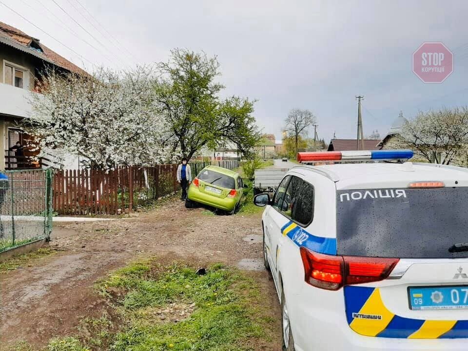 На Прикарпатті п’яний водій автівки збив трьох дітей і втік з місця пригоди (фото)