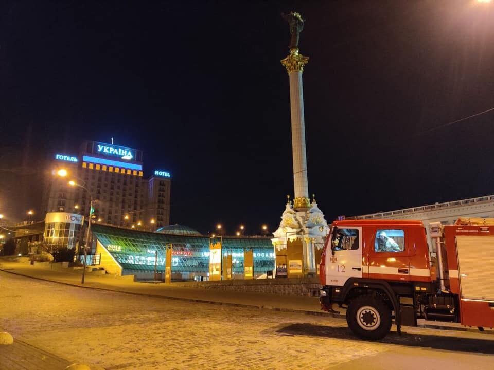 Оперативна інформація про пожежу, яка виникла у підземному колекторі, де розміщені електричні кабеля