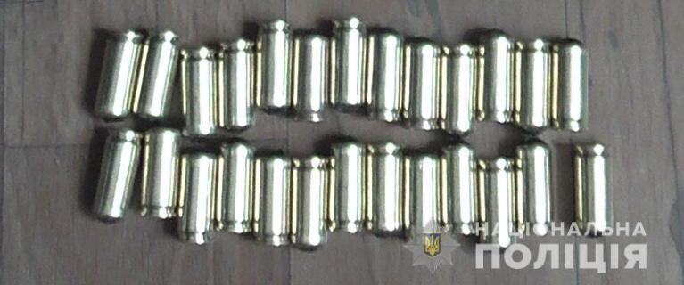 Правоохоронці повідомили про підозру у незаконному зберіганні зброї та боєприпасів двом жителям Білгорода-Дністровського