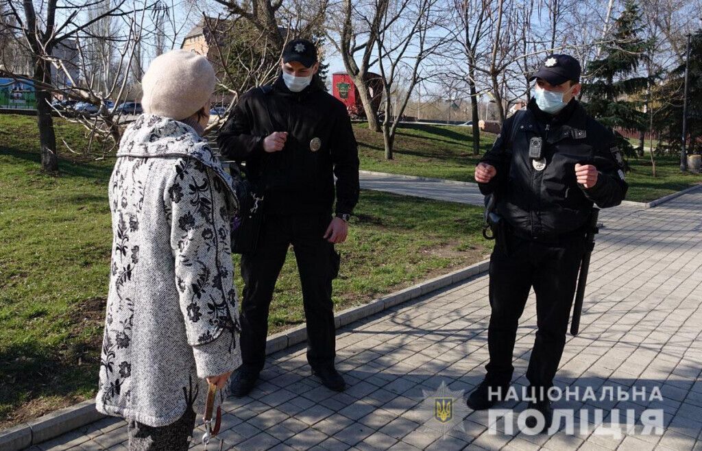 Поліцейські Донеччини проводять масштабну профілактичну кампанію у зв’язку з посиленням карантинних заходів