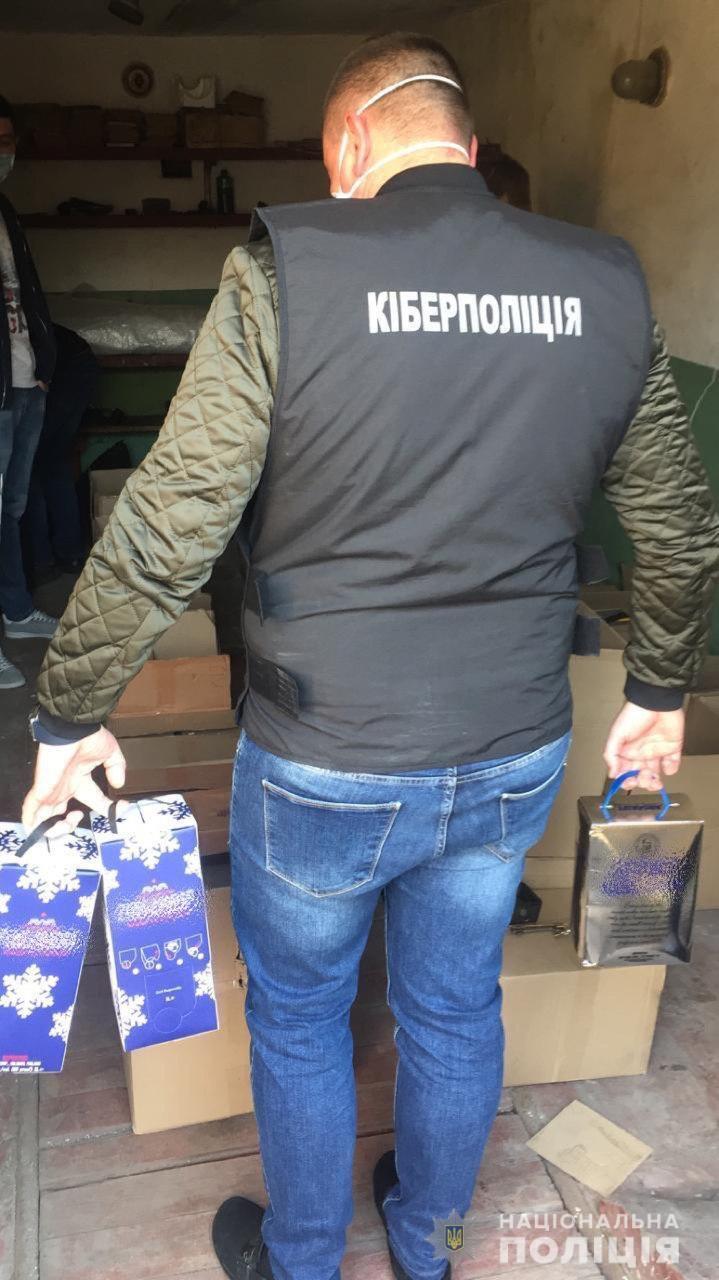 Кіберполіція викрила чоловіка, який збував через Інтернет фальсифіковану лікеро-горілчану продукцію