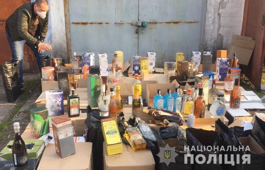 Кіберполіція викрила чоловіка, який збував через Інтернет фальсифіковану лікеро-горілчану продукцію