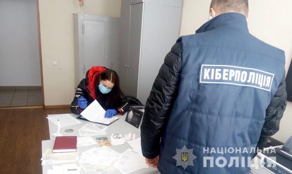 Кіберполіція викрила працівницю банку, яка заволоділа майже мільйоном гривень