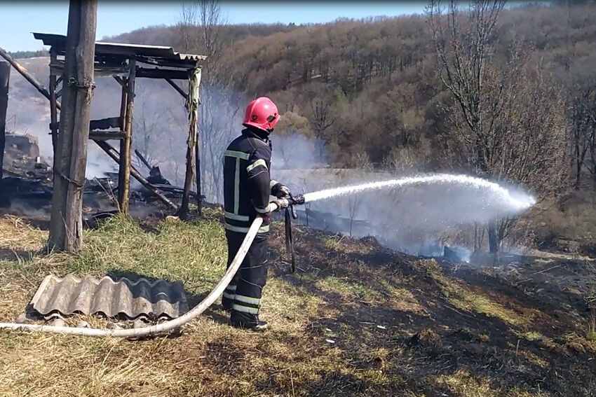 Хмельницька область: «допалилися»... Внаслідок пожежі сухої трави вогонь знищив 2 господарчих споруди
