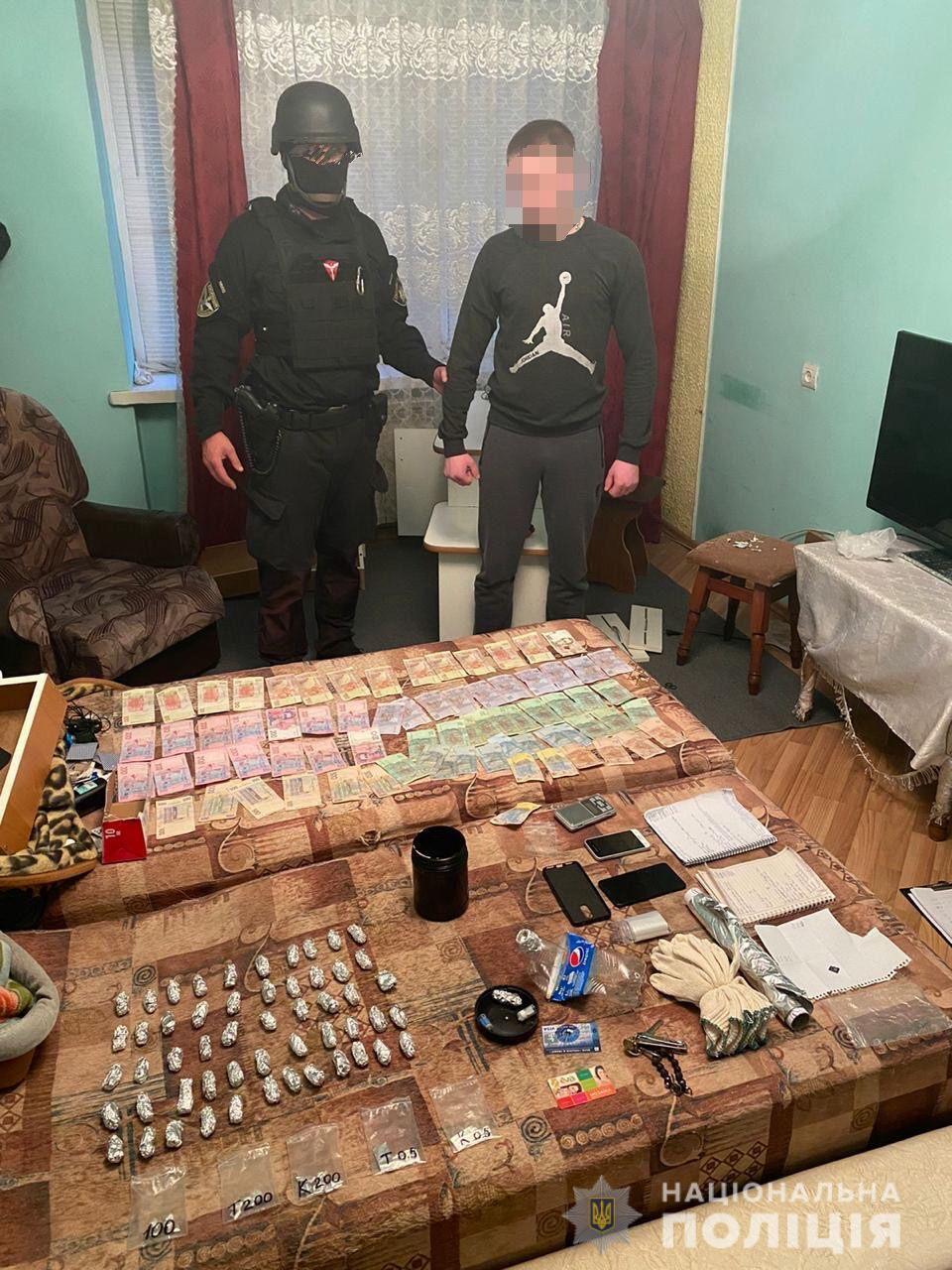У Мукачеві поліція затримала групу наркоторговців