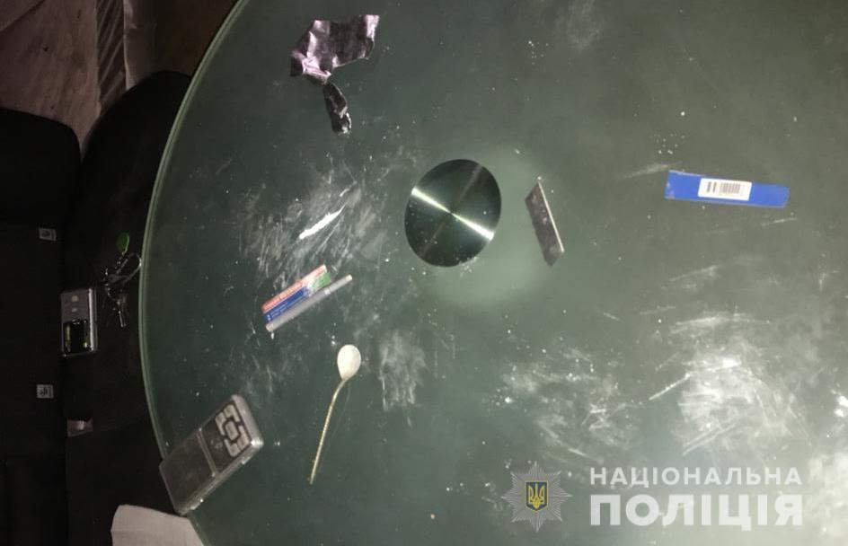 На Київщині поліція під час санкціонованого обшуку вилучила наркотики та  зброю