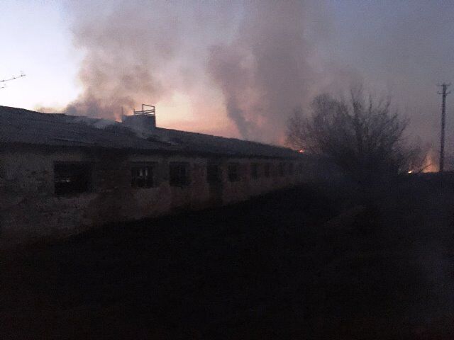 Житомирська область: внаслідок безконтрольного випалювання сухої трави горять будівлі