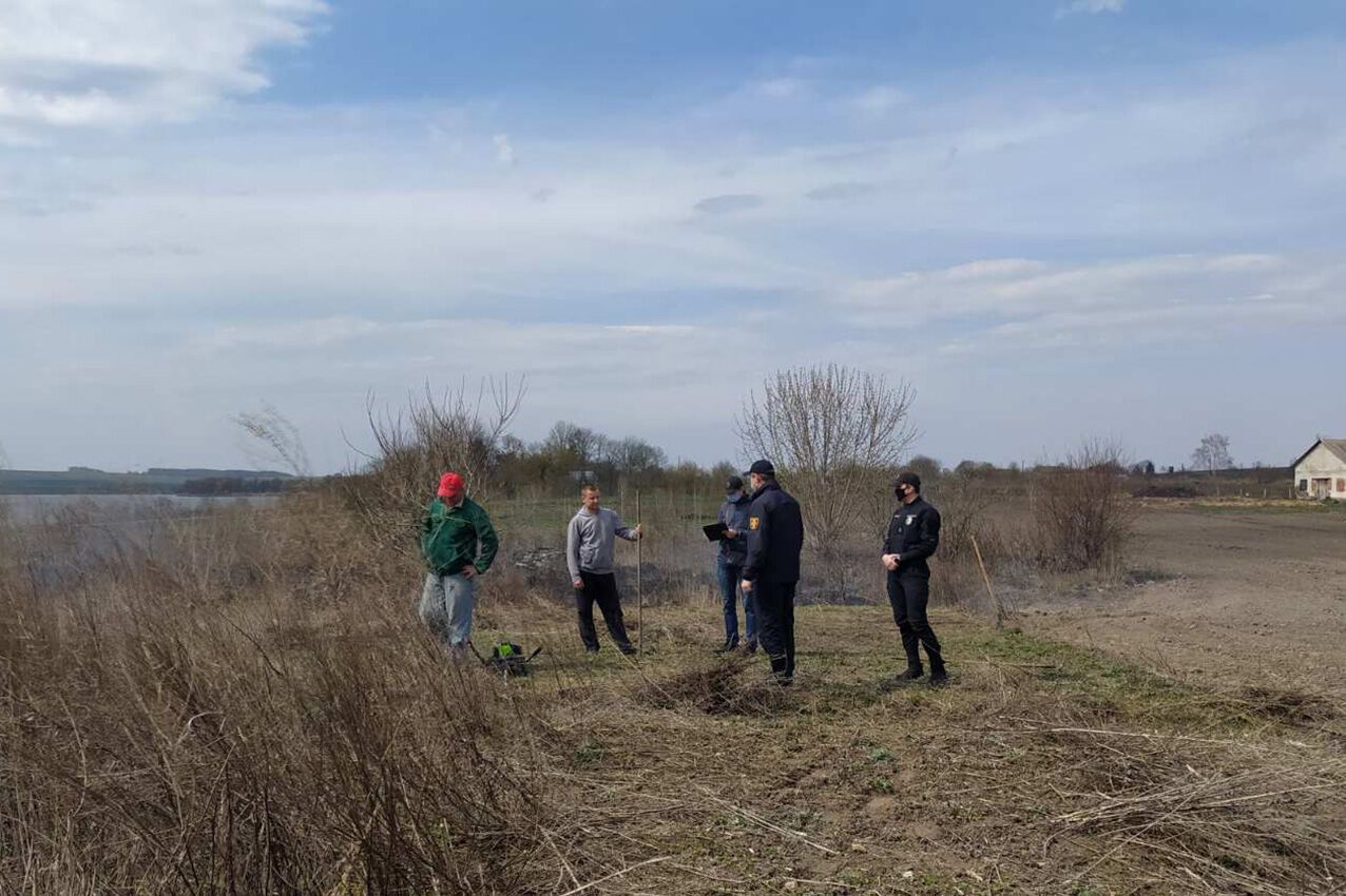 На Хмельниччині рятувальники в черговий раз виявили “на гарячому” паліїв сухостою