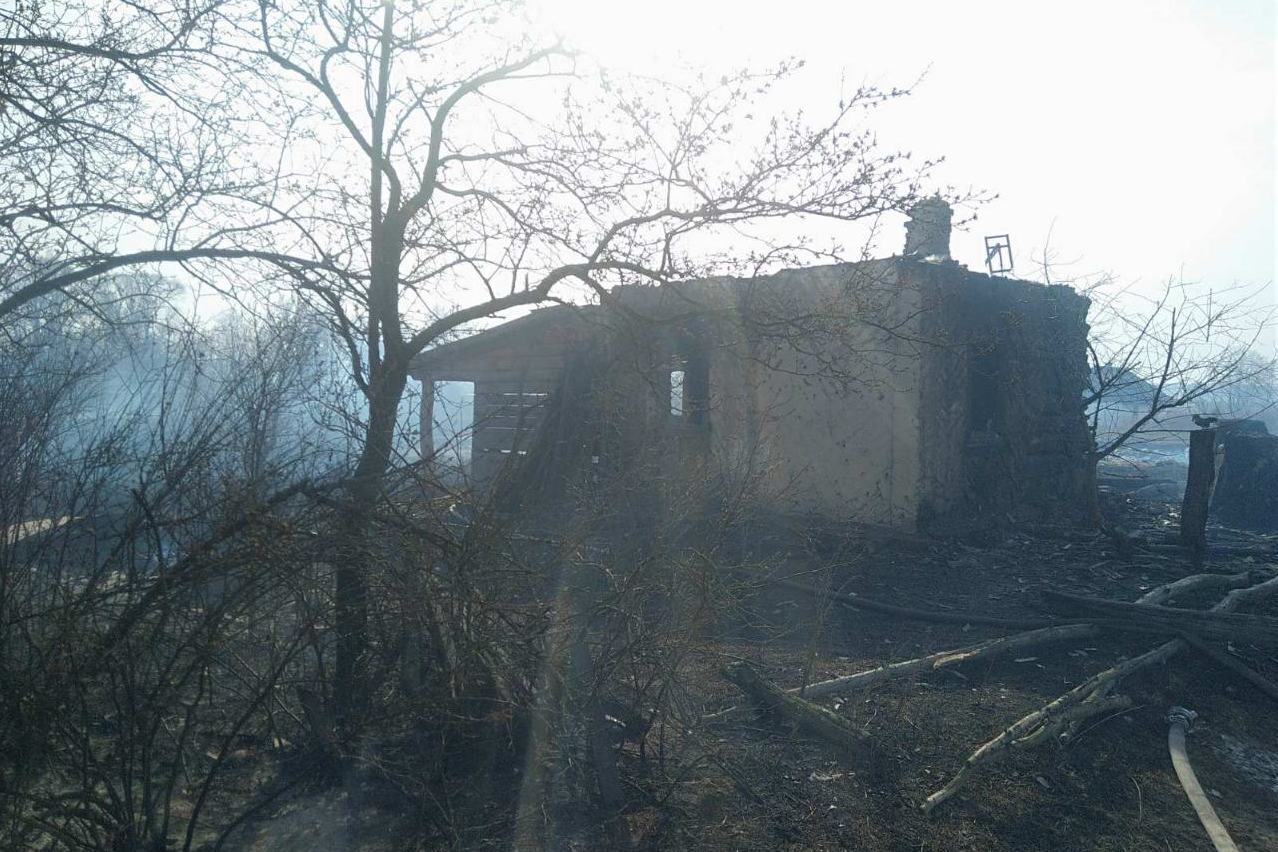 Чернігівська область: внаслідок випалювання залишків сухої рослинності вогонь перекинувся і знищив дві будівлі та пошкодив житловий будинок