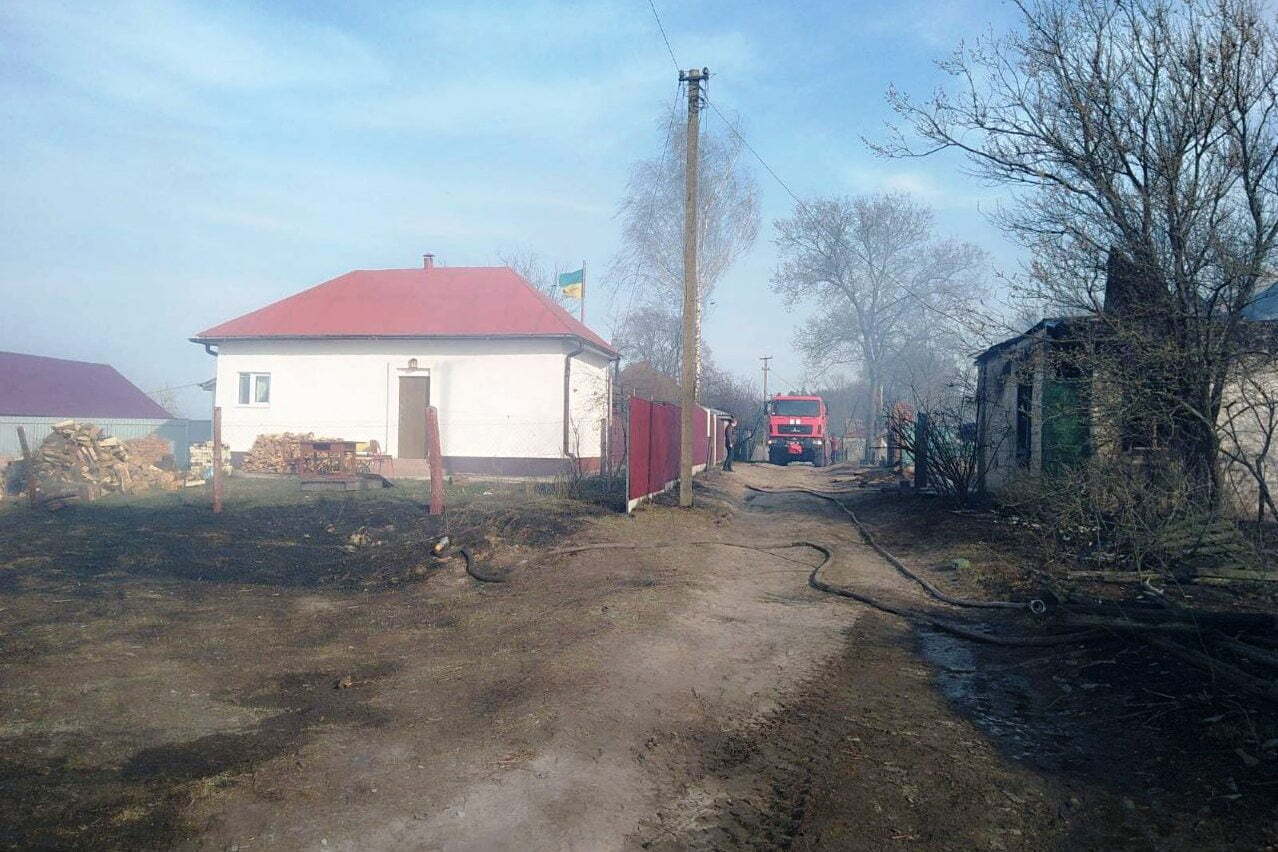 Чернігівська область: внаслідок випалювання залишків сухої рослинності вогонь перекинувся і знищив дві будівлі та пошкодив житловий будинок