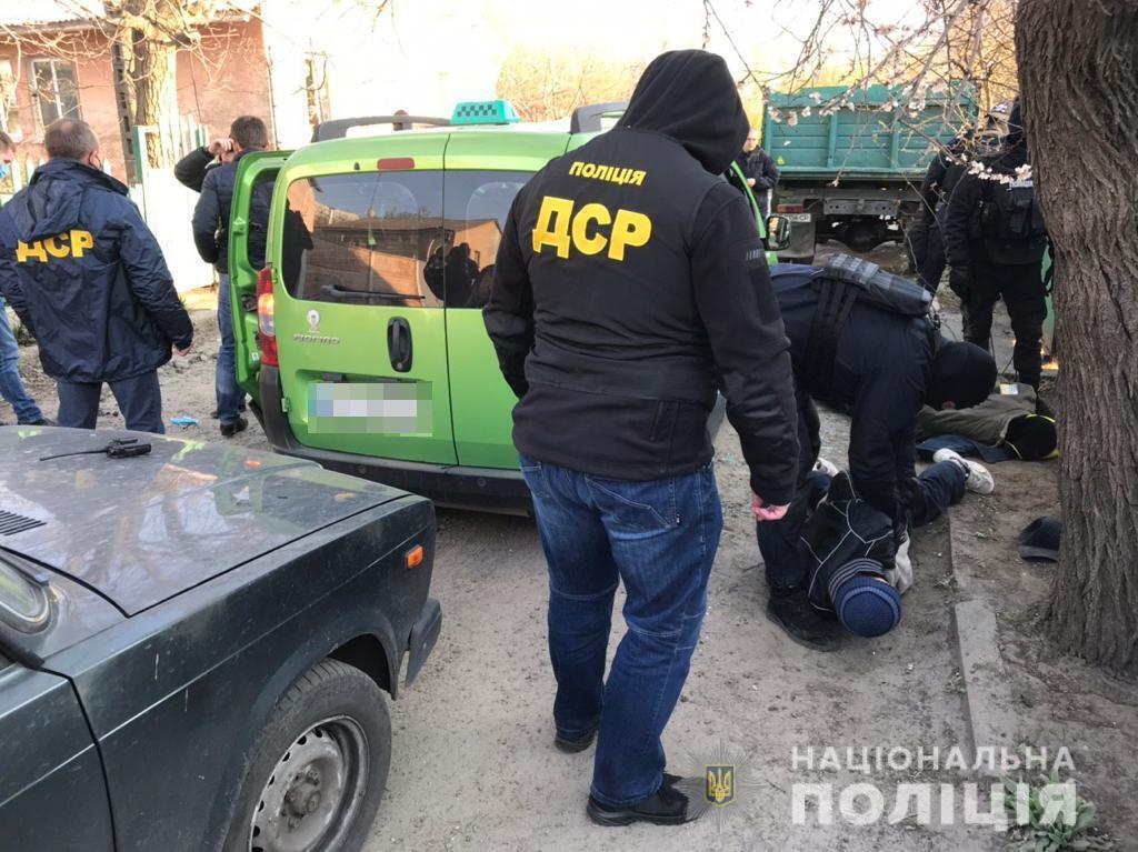 На Дніпропетровщині поліція затримала злочинну групу за постачання наркотиків до виправної колонії