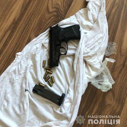 На Дніпропетровщині поліція затримала злочинну групу за постачання наркотиків до виправної колонії