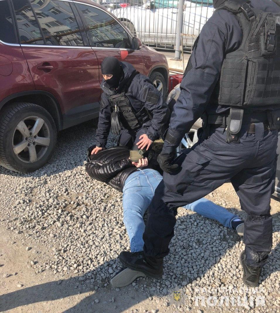 На Дніпропетровщині поліція затримала злочинну групу за постачання наркотиків до виправної колонії
