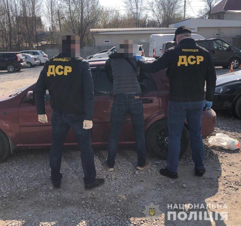 На Дніпропетровщині поліція затримала злочинну групу за постачання наркотиків до виправної колонії