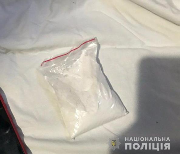 На Дніпропетровщині поліція затримала злочинну групу за постачання наркотиків до виправної колонії