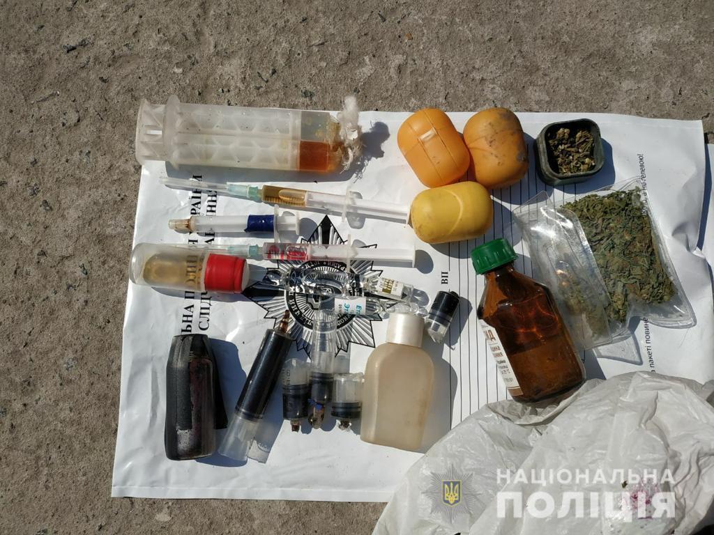 На Дніпропетровщині поліція затримала злочинну групу за постачання наркотиків до виправної колонії