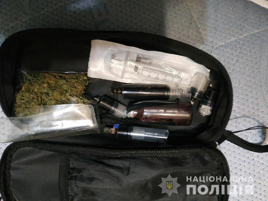 На Дніпропетровщині поліція затримала злочинну групу за постачання наркотиків до виправної колонії