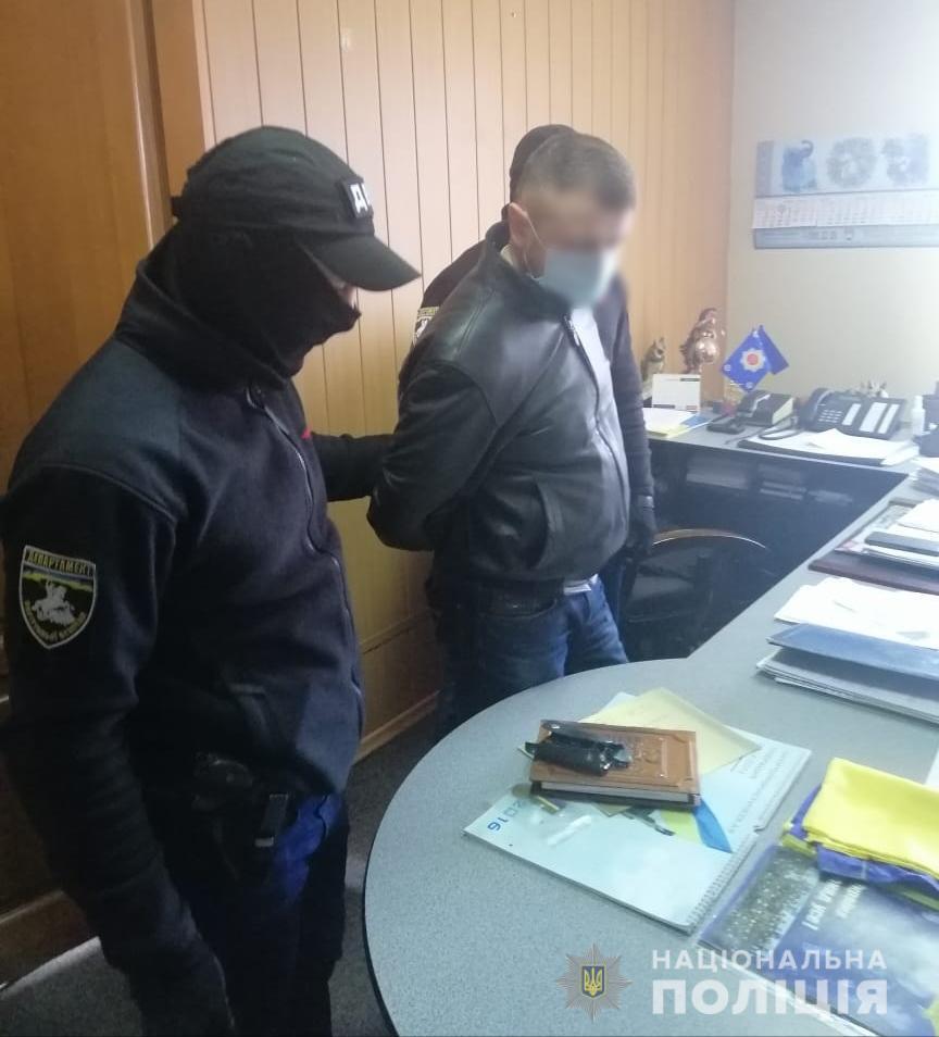 Внутрішня безпека поліції затримала поліцейського Дніпропетровщини за спробу втягнення до корупційних дій свого начальника