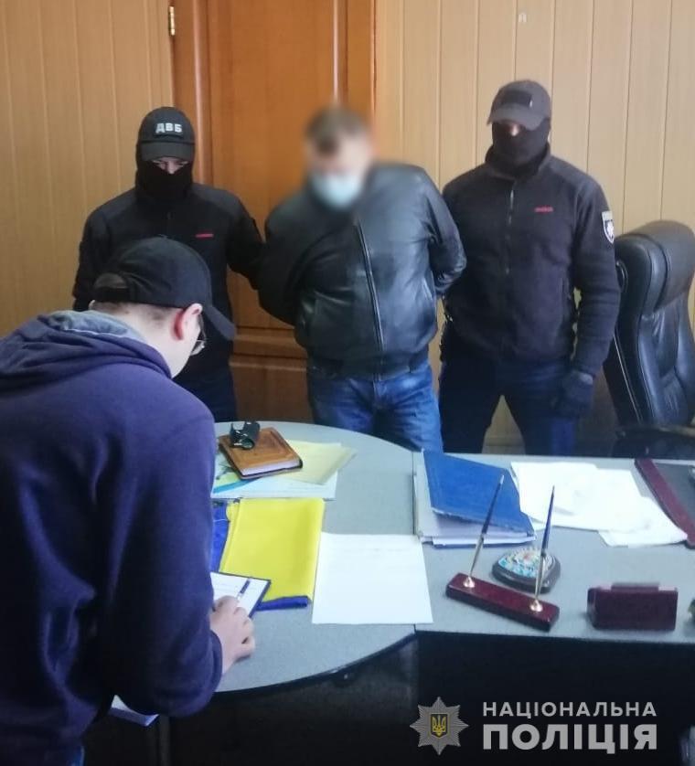 Внутрішня безпека поліції затримала поліцейського Дніпропетровщини за спробу втягнення до корупційних дій свого начальника