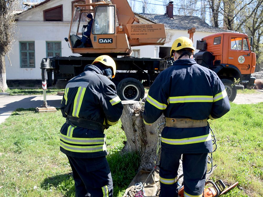 Рятувальники спиляли чотири аварійні тополі на території Миколаївської обласної інфекційної лікарні