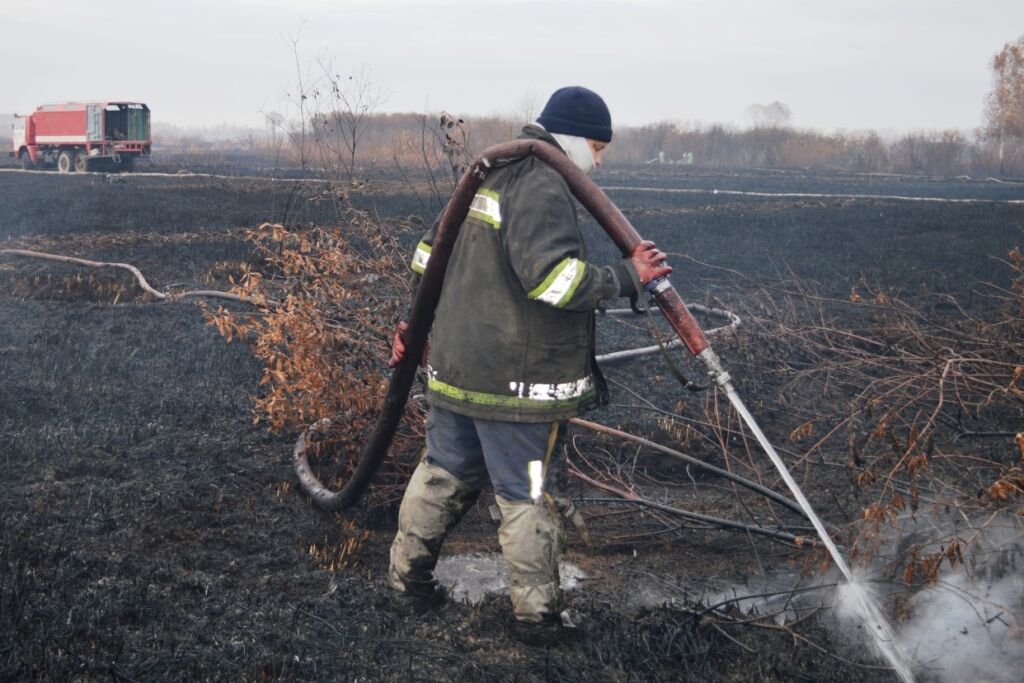 Рятувальники Чернігівщини ліквідовують пожежу на торфовищі