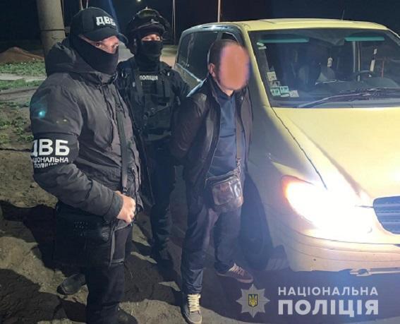 На Дніпропетровщині правоохоронці затримали групу торгівців зброєю